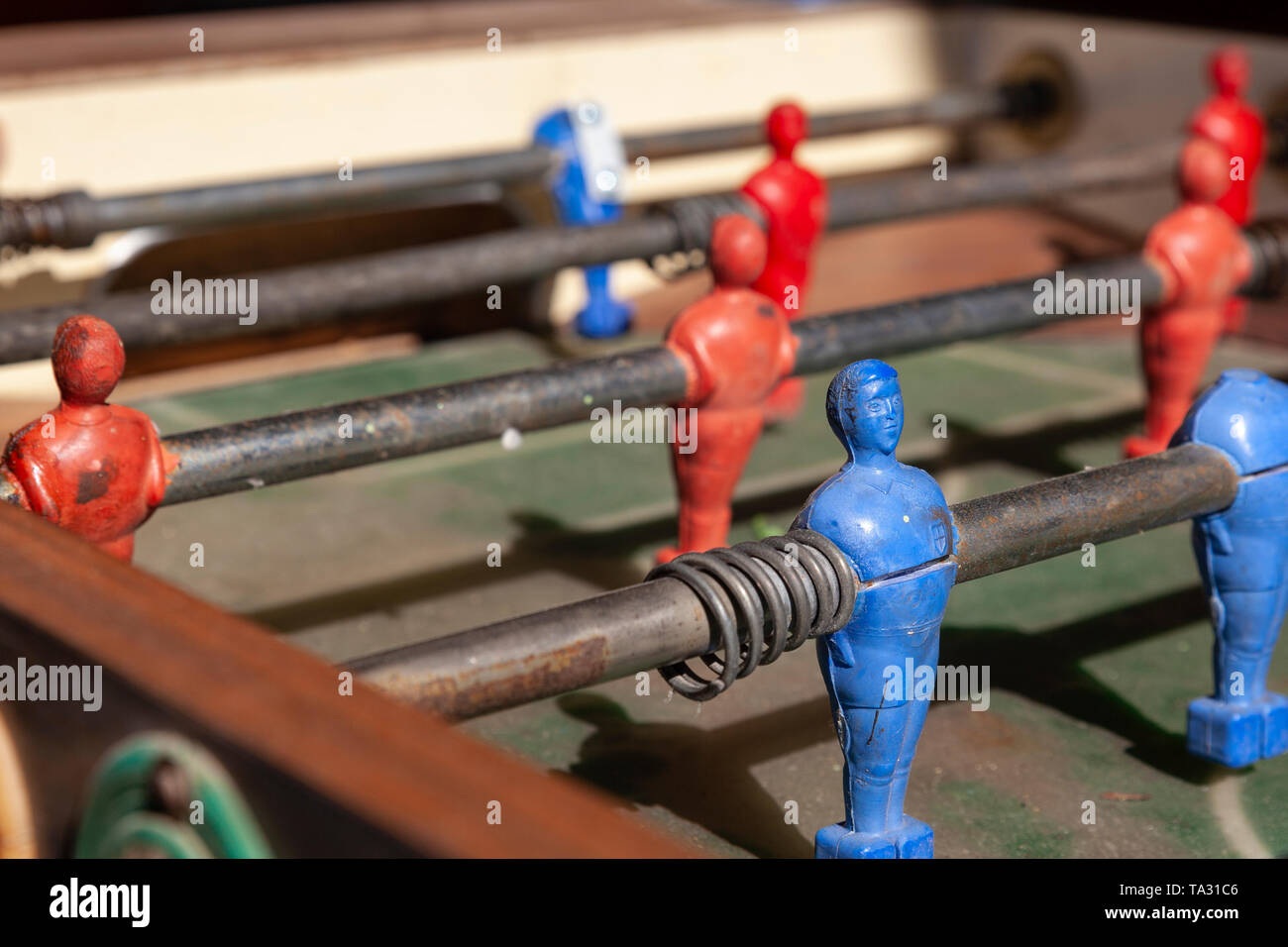 Vintage table babyfoot football close-up rouge bleu rustique vieux baby-foot Banque D'Images