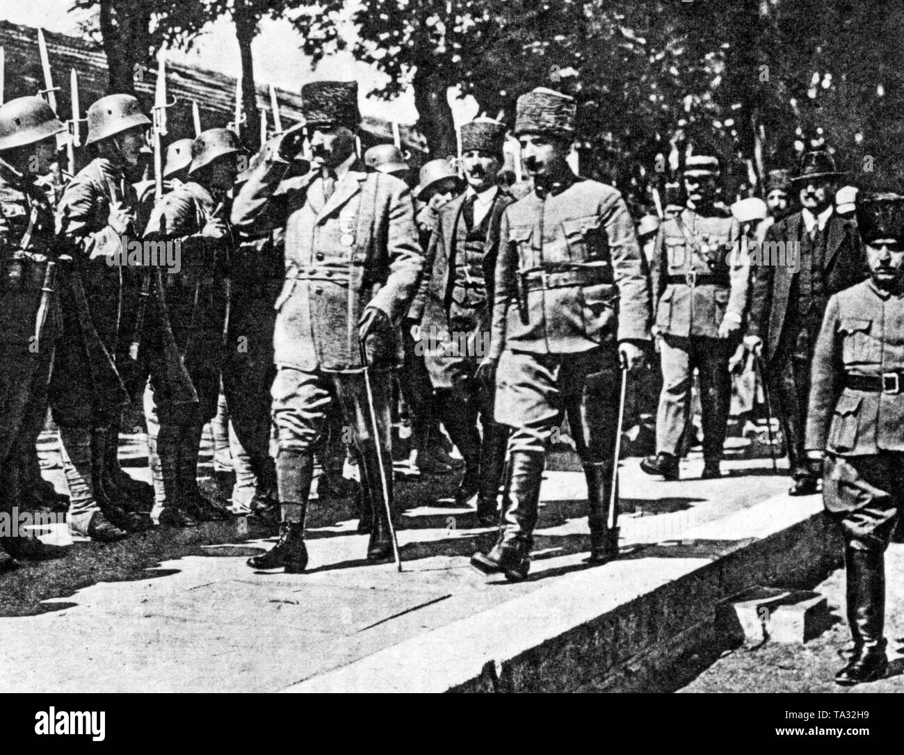 Mustafa Kemal Atatuerk rend visite à son troisième bataillon d'attaque avec des officiers français Saroux et Henry Franklin Boullion à la gare d'Eskisehir. Atatuerk et Boullion a rencontré à Ankara en 1921, et est devenu des amis proches. La France a fourni les Turcs avec les livraisons d'armes et de consultants. Banque D'Images