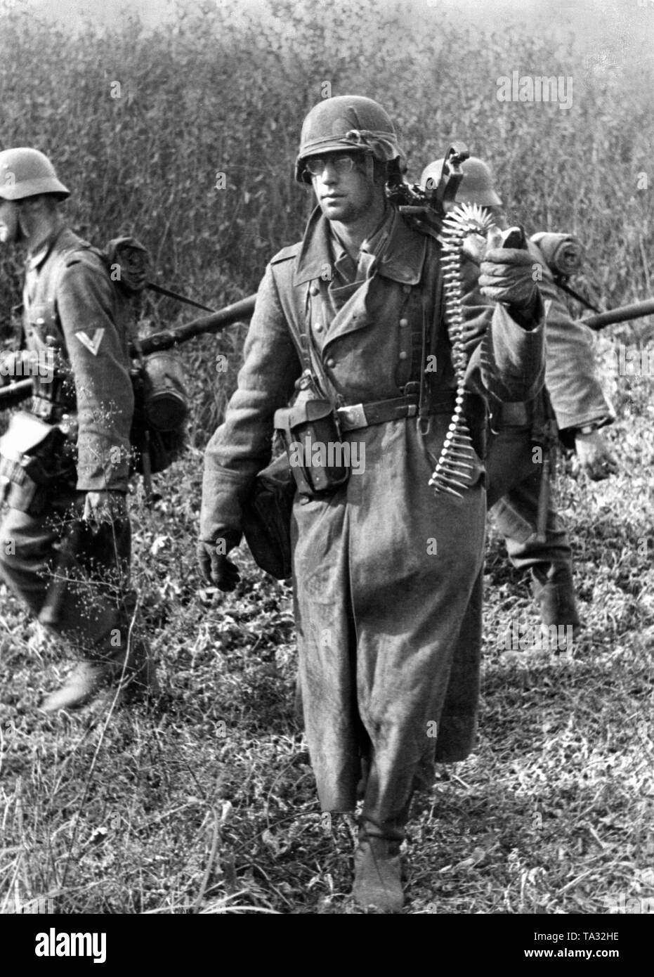 Un groupe de soldats allemands en Russie à l'automne 1941. L'homme au milieu porte un MG-34th le couvre-casque est probablement un équipement soviétique capturé. Banque D'Images