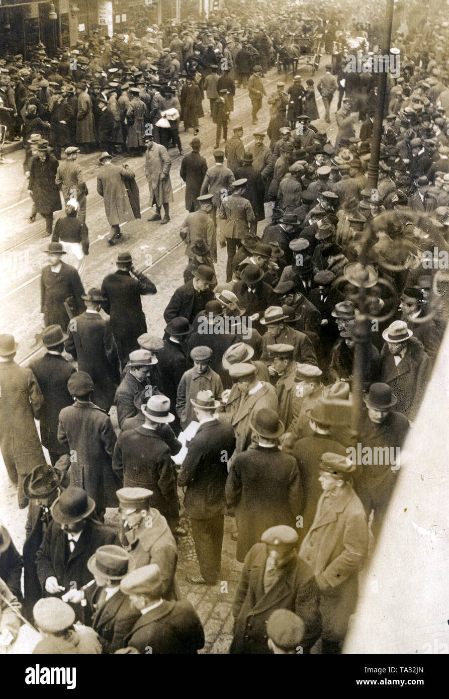 Les opérations sur le marché noir dans une rue de Berlin. La foule est si grande que des voitures et des chariots à peine passer à travers (arrière droite). Banque D'Images