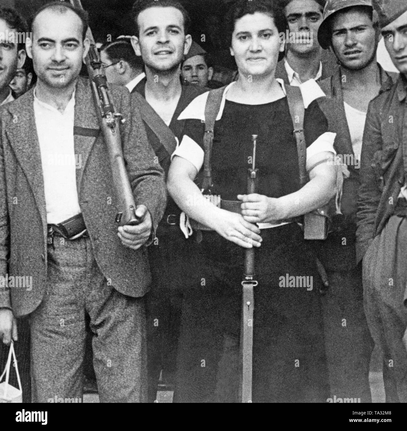 Photo d'un groupe de citoyens bénévoles républicain de Madrid après le déclenchement de la guerre civile espagnole à l'été 1936. Les hommes et les femmes (en civil) transporter Gewehr 98 canons, de sacs à dos ou casques d'acier. Banque D'Images