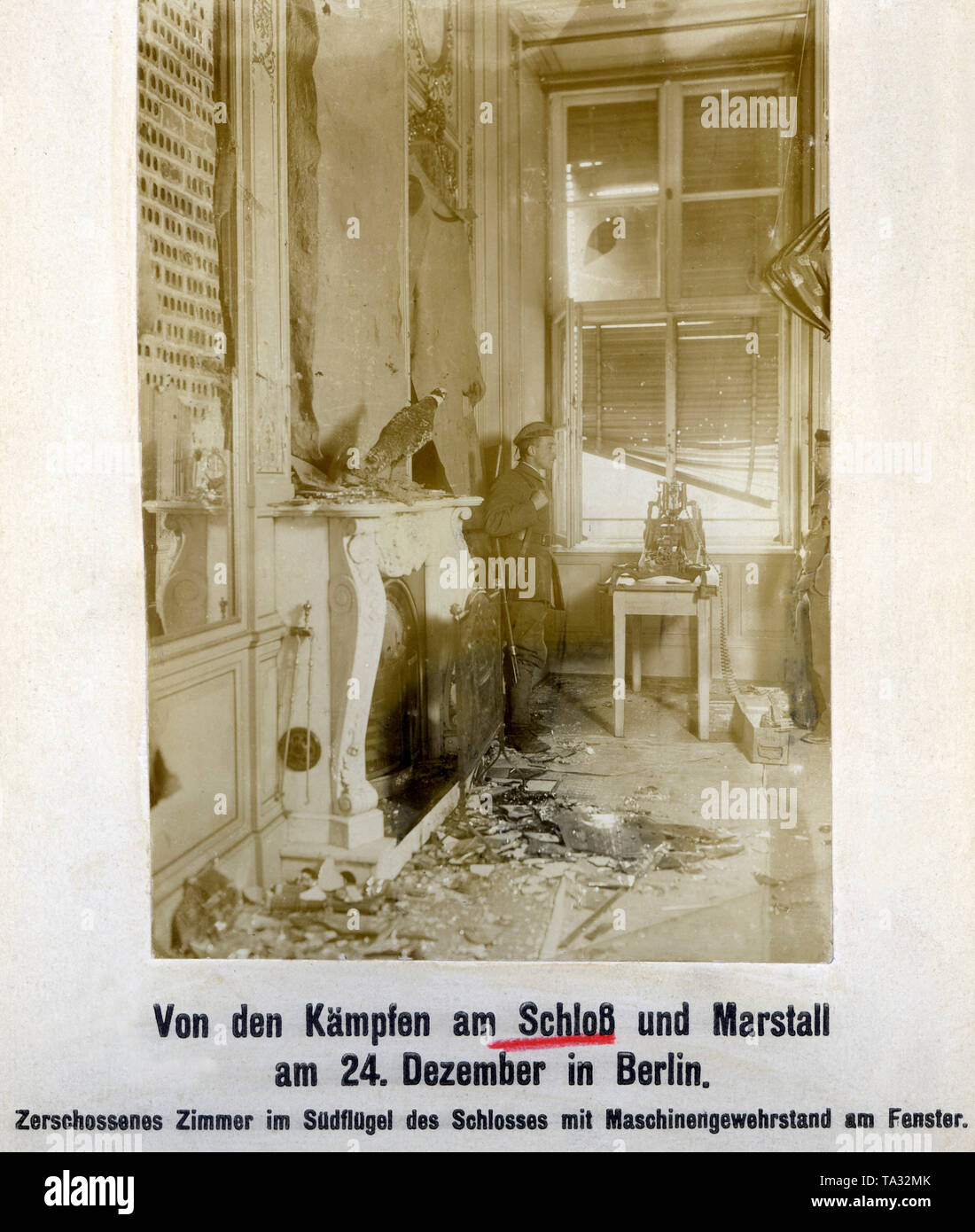 Dans le Noël de 1918, il y a eu de violents affrontements entre le gouvernement et les troupes révolutionnaires fidèles de la Volksmarine Division. Ici, une chambre dans l'aile sud du château. Banque D'Images