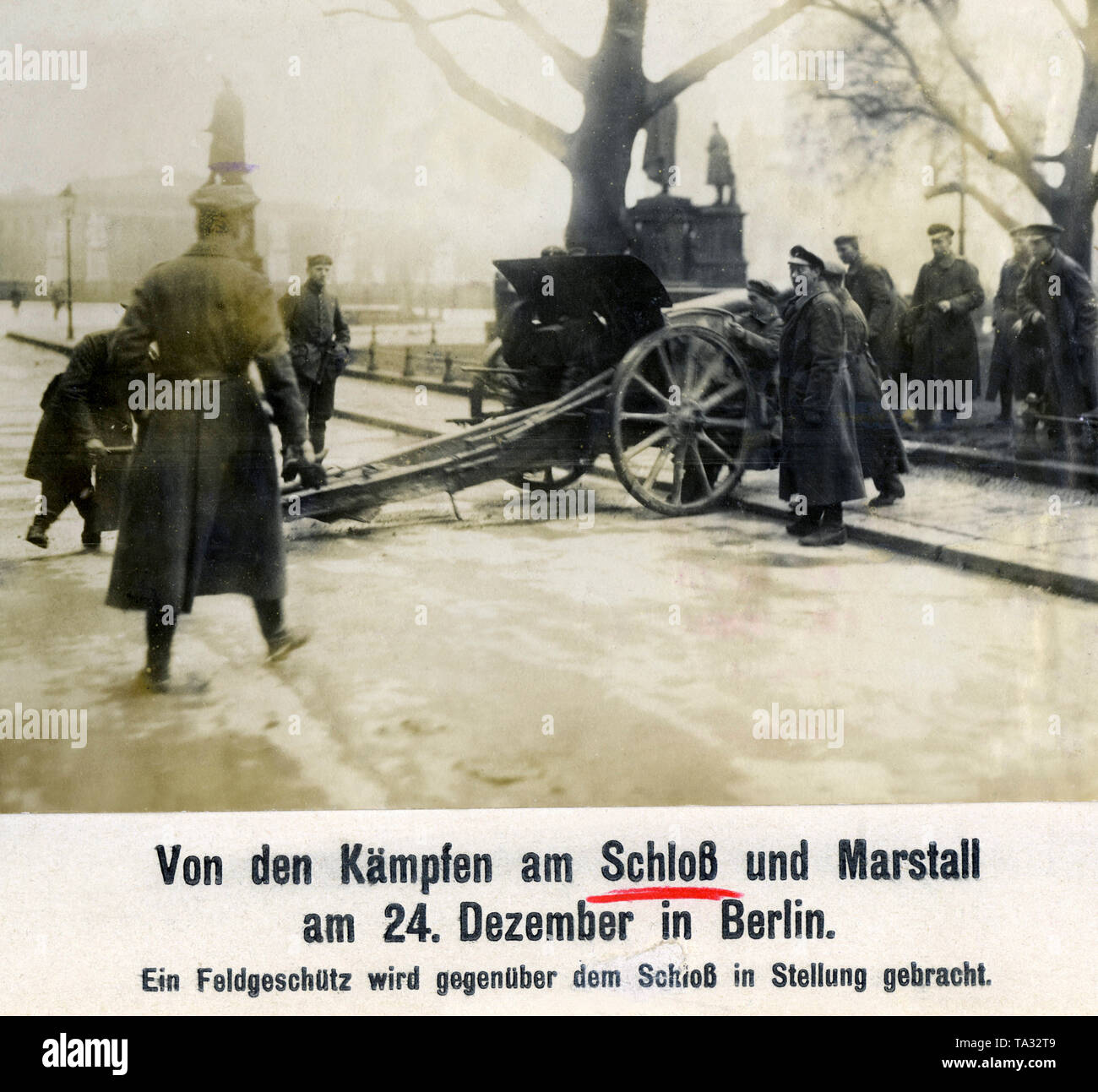 Dans le Noël de 1918, il y a eu de violents affrontements entre le gouvernement et les troupes révolutionnaires fidèles de la Volksmarine Division. Ici un canon de campagne est amené en position en face de la ville de Berlin Palace, qui a été occupé par des membres de la Volksmarine Division. Banque D'Images