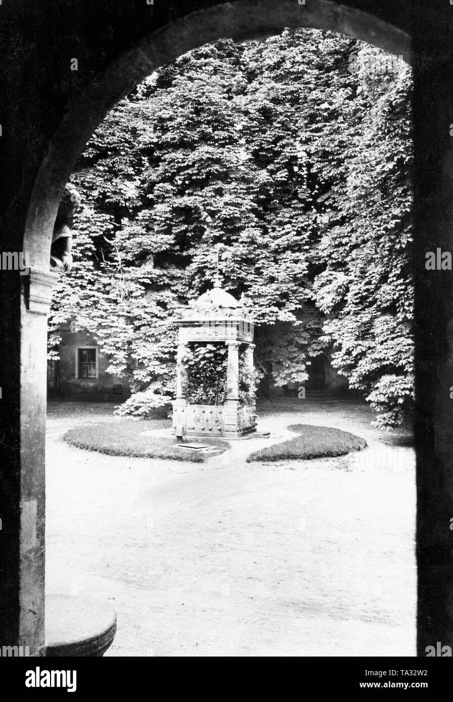 Vue à travers une arche sur l'envahi par la fontaine dans la cour du château Renaissance Wiesenburg à Potsdam, en Prusse. Il date du 12ème siècle. Banque D'Images