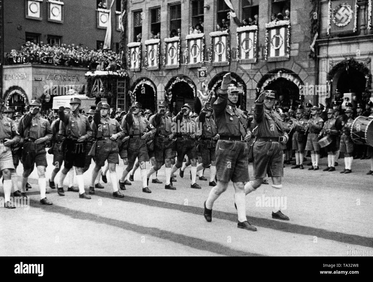 Défilé de la Sturmabteilung durant la manifestation du parti nazi à Nuremberg. Banque D'Images