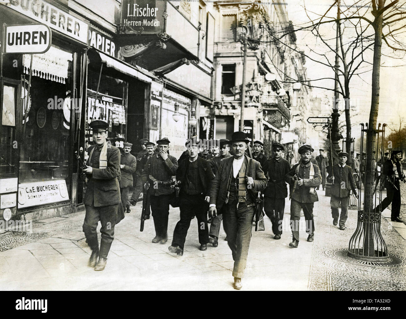 Sur le boulevard Unter den Linden / au coin de la rue Friedrichstrasse affiliés de l'USPD mars marins, soldats et ouvriers. Banque D'Images