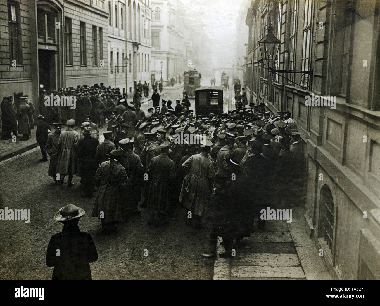 Les membres de l'Arbeiter- und Soldatenrat (travailleurs 'et soldats) du Conseil de remettre des certificats pour l'exécution du service de garde de soldats dans l'Oberwallstrasse à Berlin. Banque D'Images