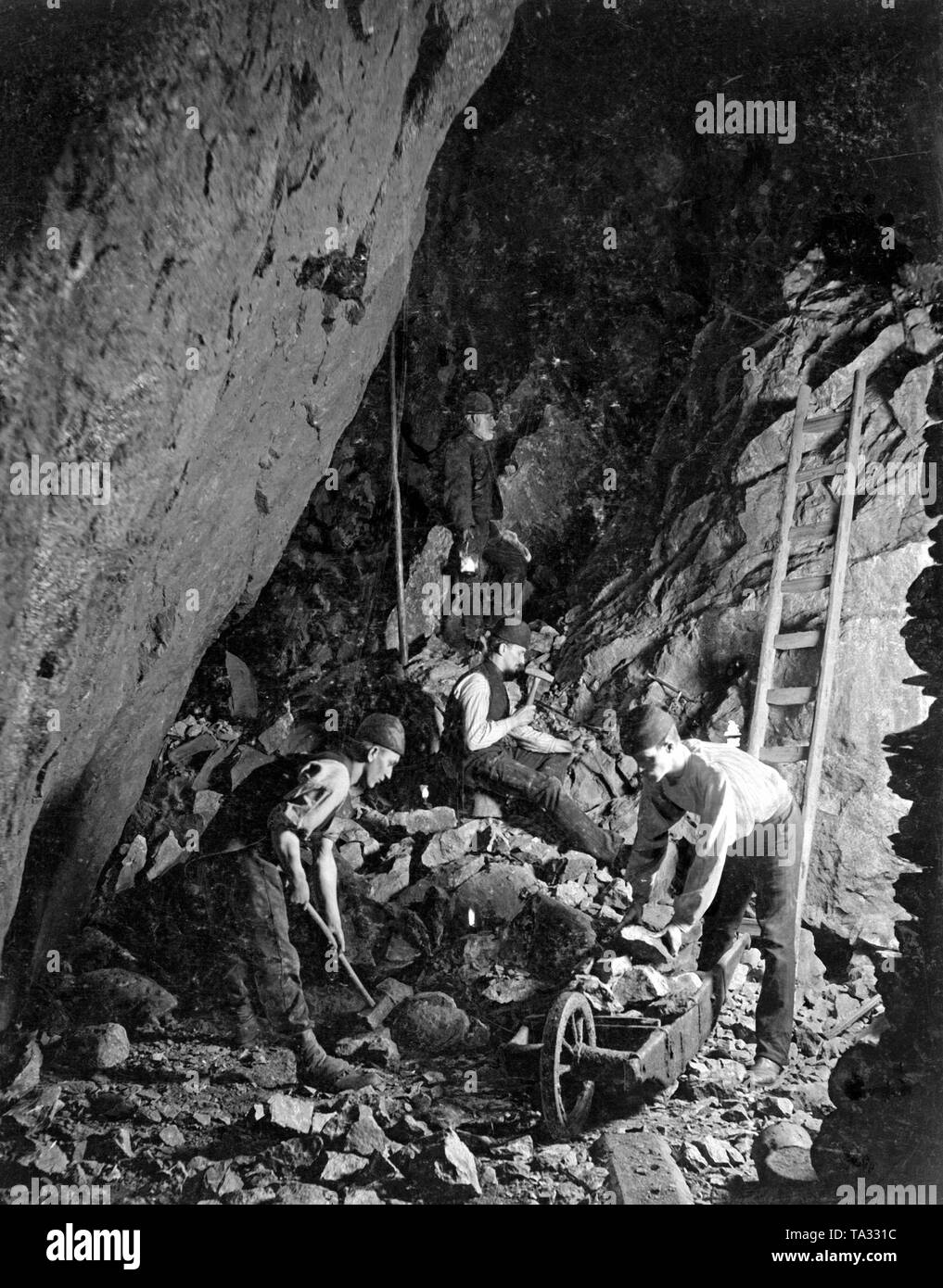 Vue dans un tunnel dans la mine de minerai de Rammelsberg près de Goslar dans le Harz. Les mineurs au travail. Banque D'Images