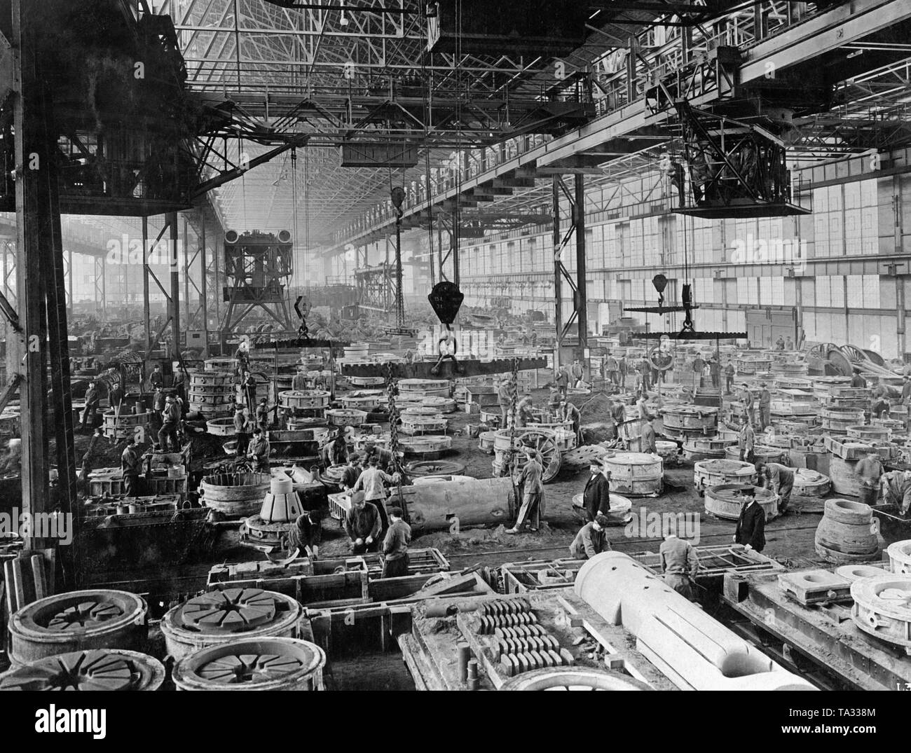 Vue de la salle de l'usine sidérurgique avec Martinwerk VI de Friedrich Krupp AG d'Essen. Banque D'Images