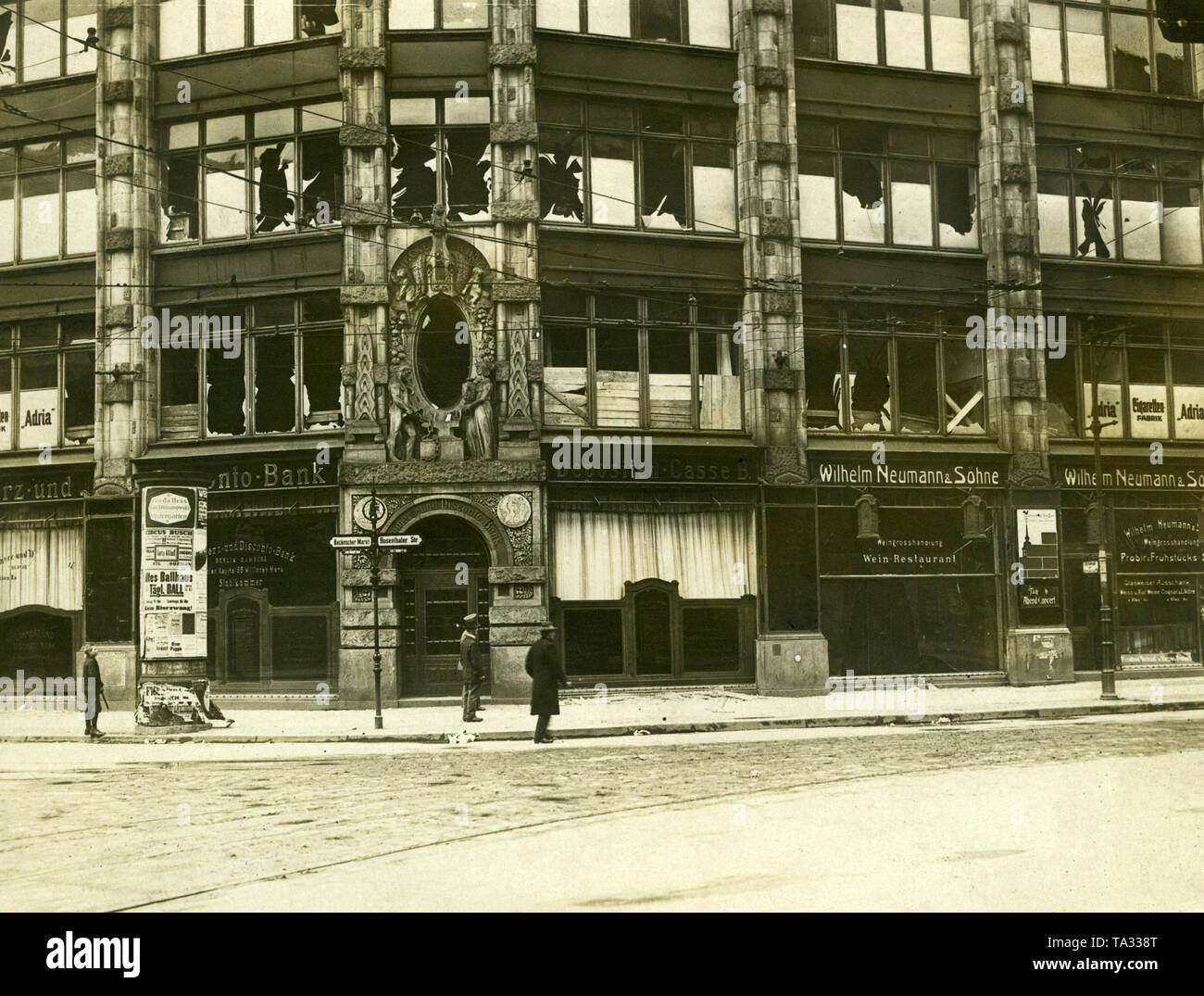 Immeuble d'angle détruit à Hackescher Markt et Rosenthaler Strasse après les combats de mars à Berlin Mitte. Sur la gauche est une succursale de la Commerz- et Disconto-Bank, sur la droite une Depositen-Casse et le vin-restaurant Wilhelm Neumann & Soehne. Banque D'Images
