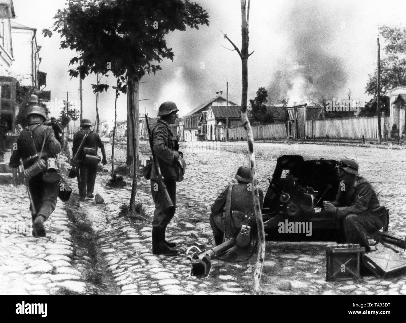 Les fantassins allemands au cours d'une bataille dans la banlieue de Riga. Sur la droite une 3e7-cm Pak 36. Domaine Groupe d'armées Nord. Banque D'Images