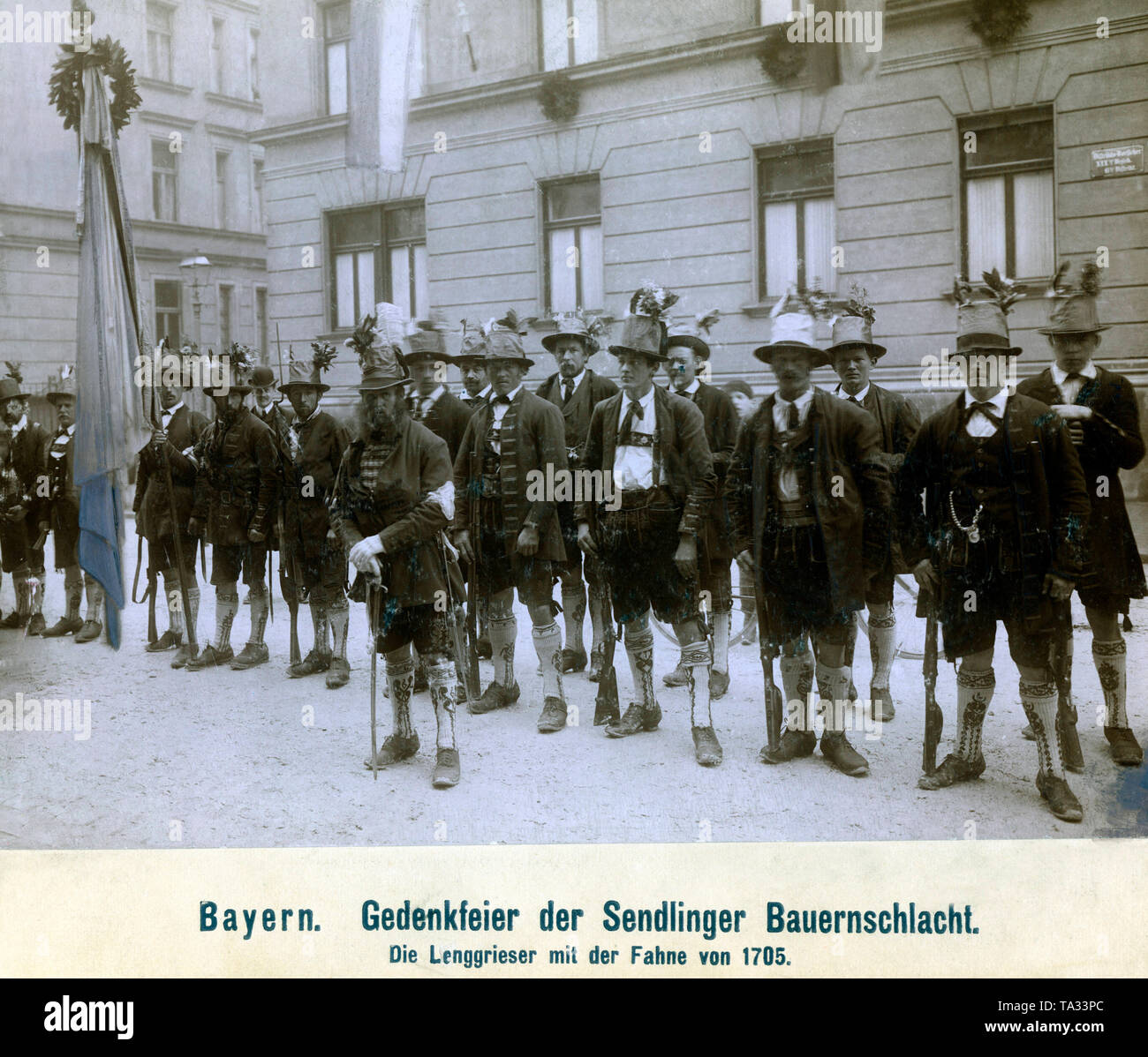 Commémoration de la Sendlinger Bauernschlacht (Sendling's Night de meurtre). La photo montre les gens de Bad Tölz avec le drapeau de 1705. (Photo non datée, vers 1900) Banque D'Images