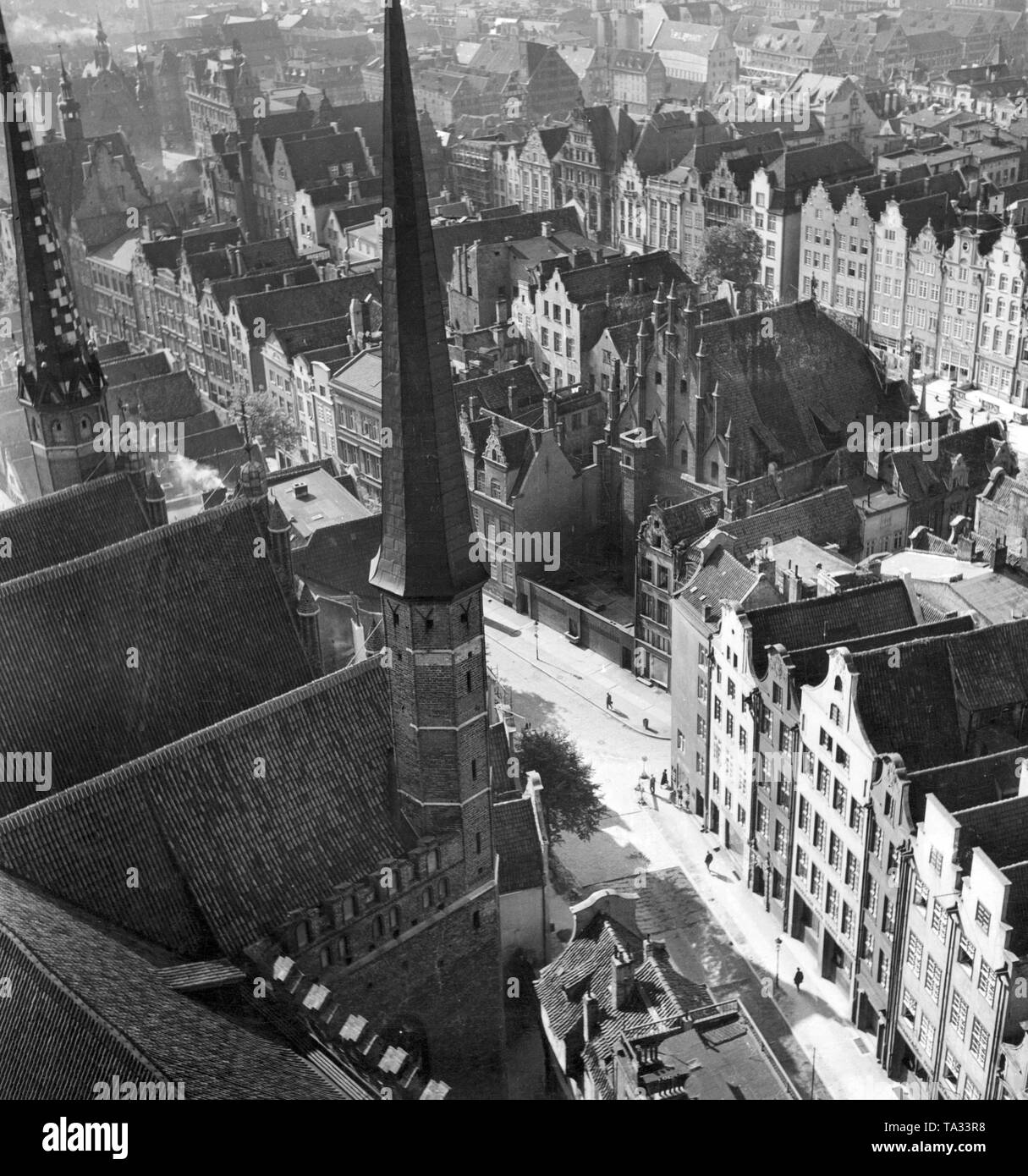 Vue depuis l'Eglise St Mary sur l'Jopengasse et le long marché, droite sur la photo est le gable et toit de la Cour d'Artus. La Cour d'Artus est un monument de Dantzig. Banque D'Images