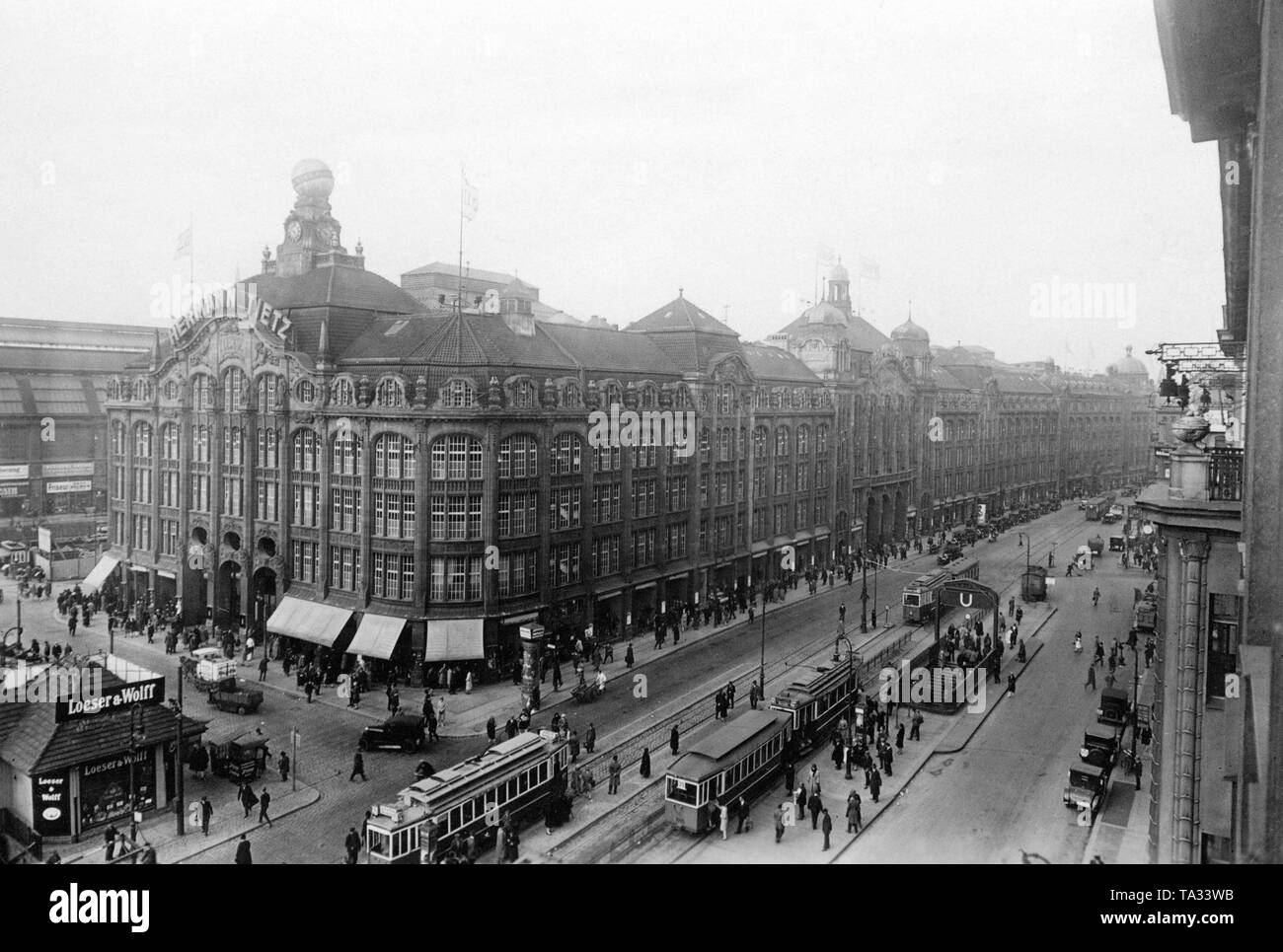 Le grand magasin Tietz à Alexanderplatz à Berlin a été ouverte en 1904. L'Lessinghaus avait pour faire place au nouveau bâtiment. À l'époque du national-socialisme, le nom Hertie a été formé de la première lettre du prénom et nom de Hermann Tietz, parce que le nom juif n'a pas à être utilisé davantage. En outre, l'Aryanization avait conduit à la nomination de Georg Karg en tant que directeur général, qui a conclu la vente de la chaîne de grands magasins. Hertie a été repris par Karstadt en 1994. Banque D'Images