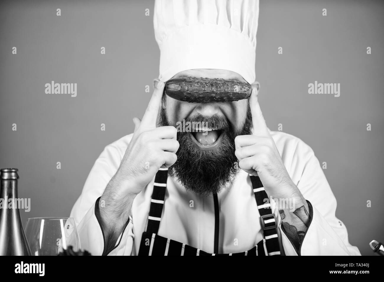 La qualité des aliments. Chef de l'homme à chapeau. Recette goût secret. Les régimes et l'alimentation biologique, de vitamine. Végétarien. Mature chef avec barbe. Homme barbu cuisiner dans une cuisine, culinaire. La cuisson des aliments sains. Banque D'Images