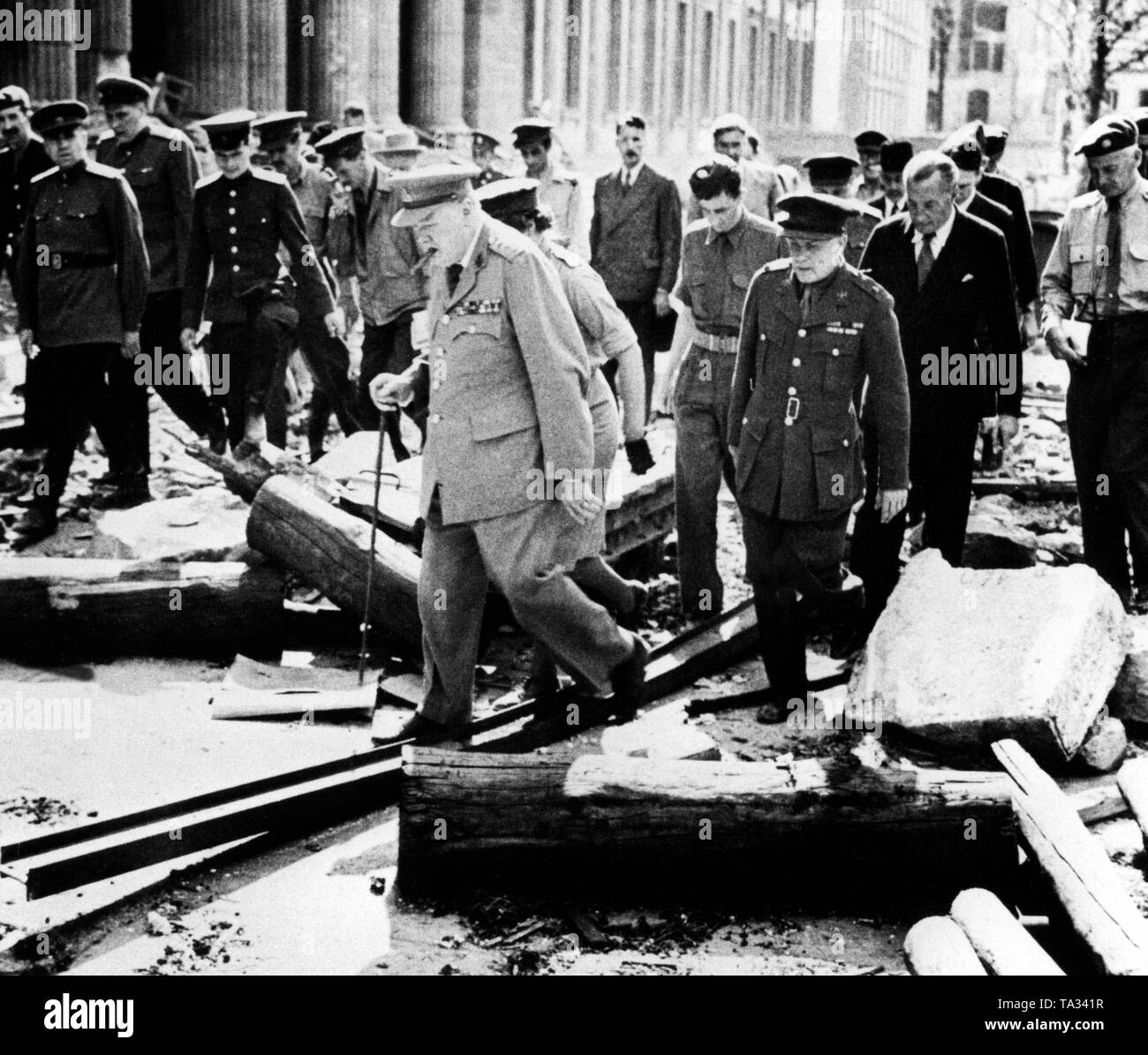 Lorsque Churchill est arrivé à la Conférence de Potsdam, en juillet 1945, il a également visité le site de la Chancellerie du Reich détruit. Banque D'Images