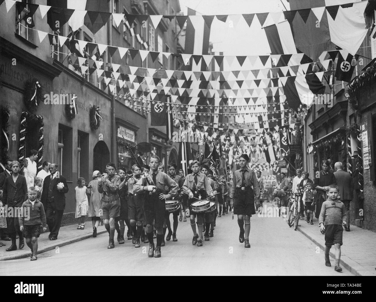 Un groupe de musique de la Jungvolk des marches en avant d'une unité Jungvolk. Fête de la rue est décorée de noir-blanc-rouge fanions et drapeaux à croix gammée à l'occasion du rallye du NSDAP. Banque D'Images