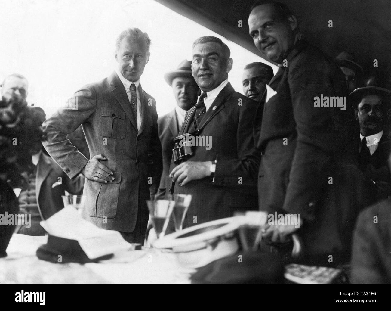 L'ancien prince héritier allemand (à gauche) dans le cercle de ses connaissances. La photo a probablement été prise lors d'un événement sportif. Banque D'Images