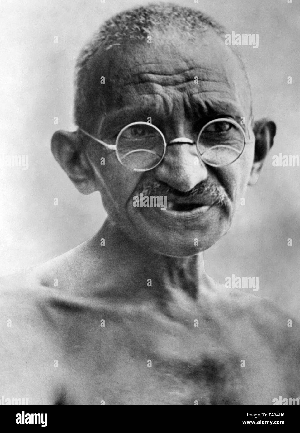 Le portrait montre le Mahatma Gandhi avant la Conférence de la Table ronde pour discuter des réformes constitutionnelles en Inde. Gandhi a été nommé plusieurs fois pour le prix Nobel de la paix au cours de sa vie. Banque D'Images