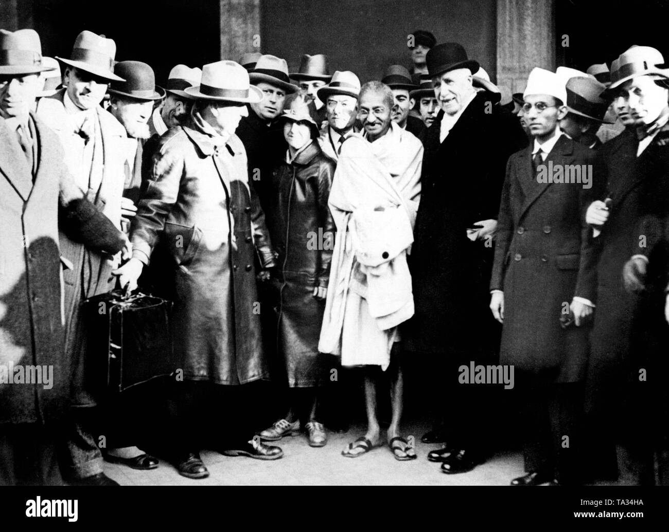 Le chef du mouvement nationaliste indien Mahatma Gandhi est reçu par une délégation du gouvernement italien à son arrivée à Rome. Banque D'Images