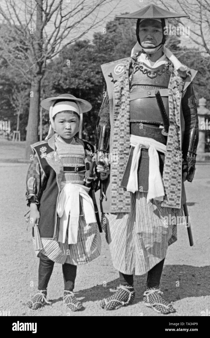 Le 11 février 1939, un père et son fils se sont déguisés comme pour le samouraï du 50e anniversaire de la fondation du Japon. Banque D'Images