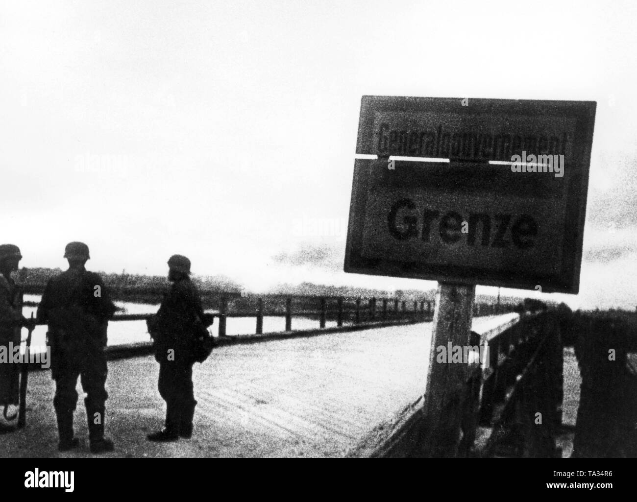 La seule photo d'origine avec le signe de la frontière, la frontière fleuve Bug, le pont et les soldats allemands dans la matinée du 22 juin 1941, jour de l'opération Barbarossa. Sur le panneau il est écrit "gouvernement général. Banque D'Images