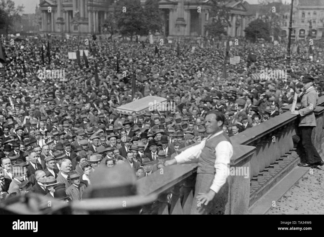 Une grande foule rassemblée pour la célébration du premier mai sur une place à Berlin. Banque D'Images