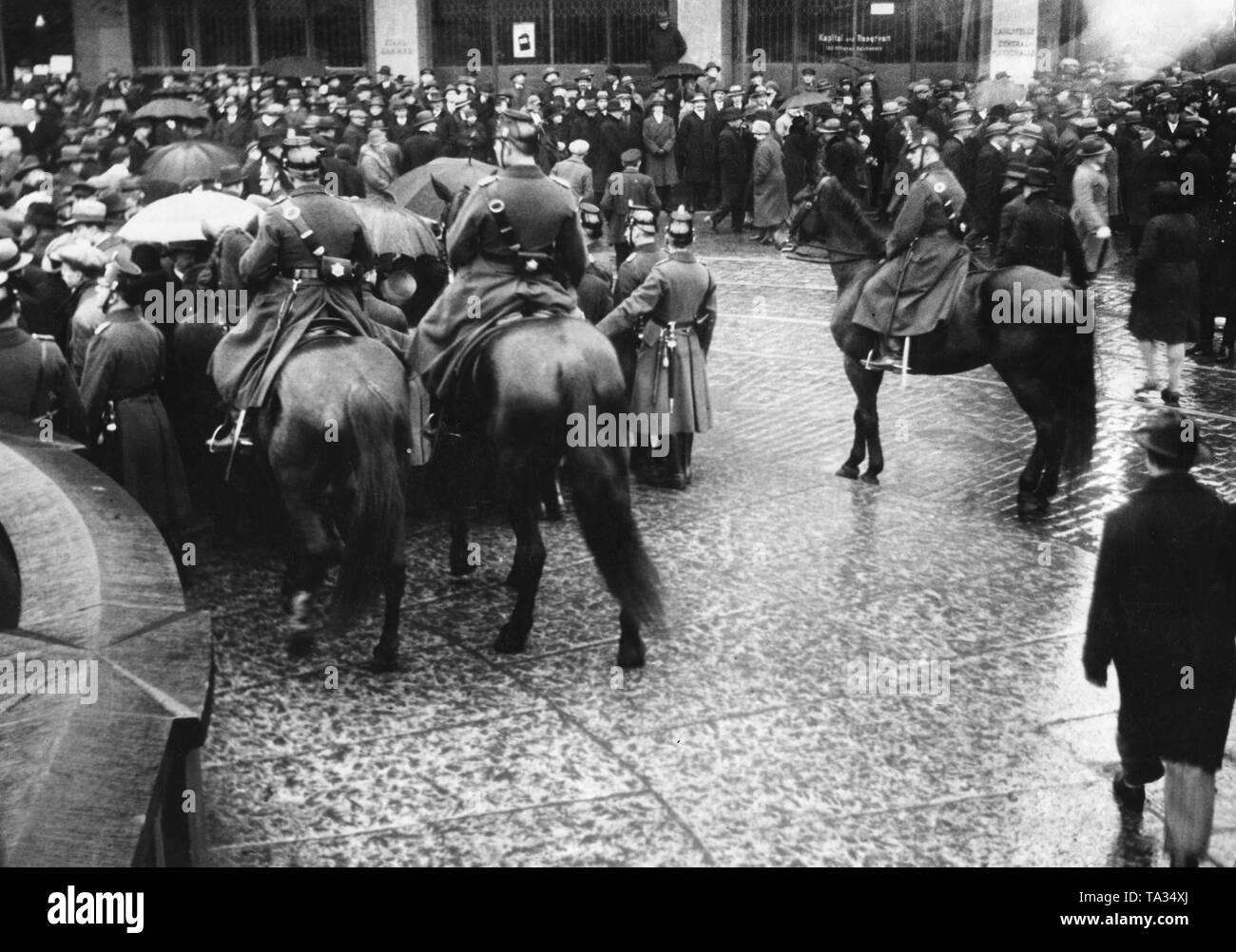 Policiers repousser des chômeurs qui manifestent devant une banque. Banque D'Images