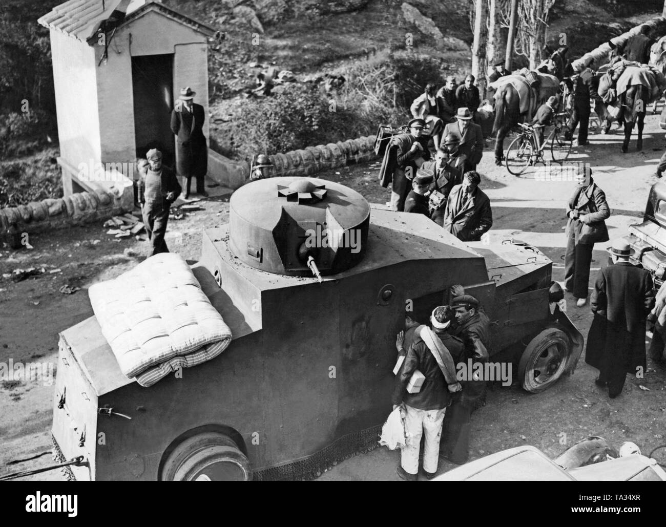 Un véhicule blindé républicain traversant la frontière française dans le Perthus le 7 février après l'effondrement des républicains. Banque D'Images