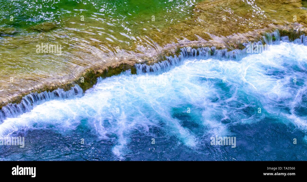 Belle vue aérienne d'une cascade dynamique dans le parc national DE KRKA, Croatie Banque D'Images