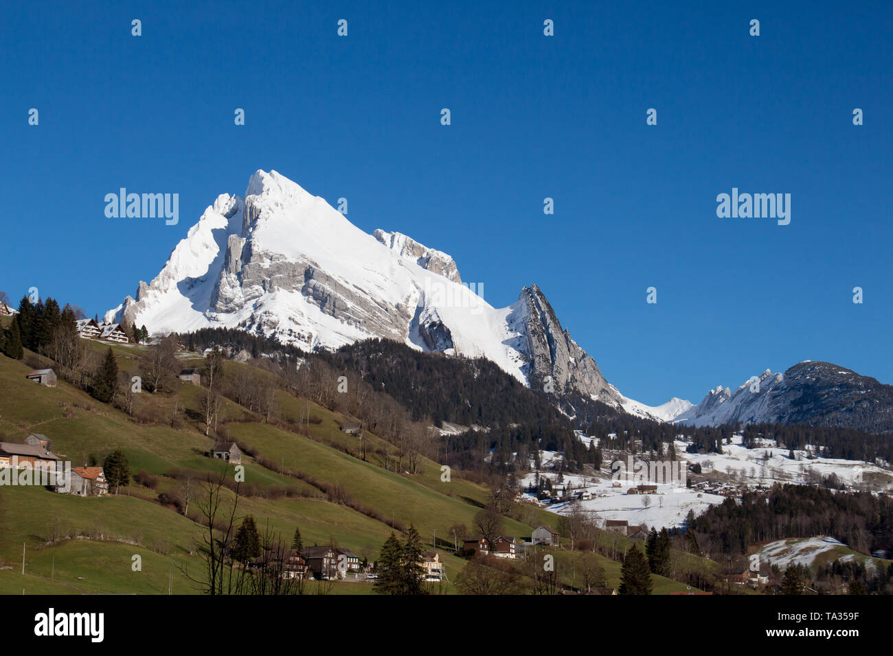 Pic couvert de neige en face de Green hill Banque D'Images