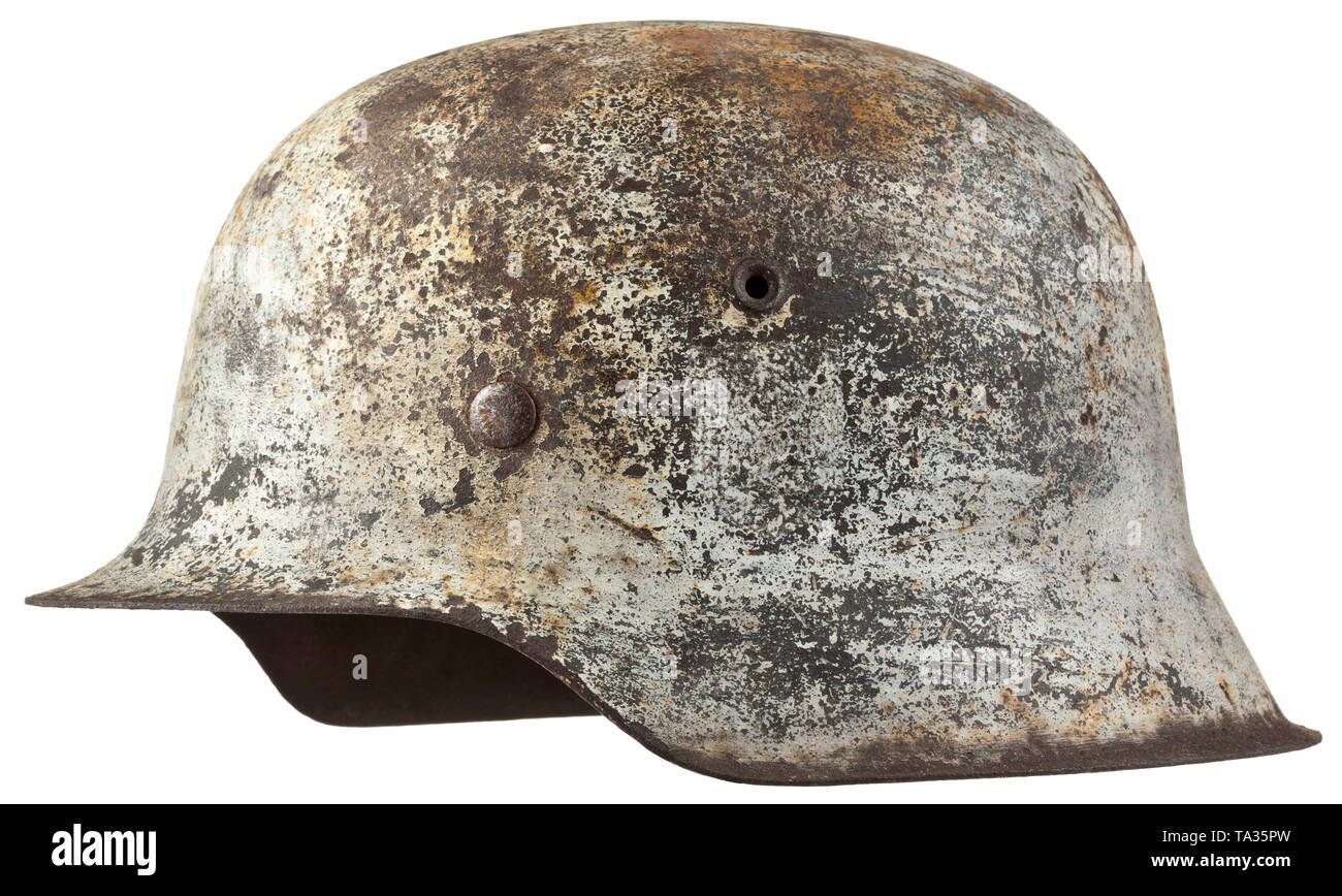 Un casque d'acier M 40 pour les membres de l'armée ou des Waffen-SS en  hiver acier camouflage crâne (film de rouille) avec de la peinture de  camouflage blanc sur le champ-gris couche