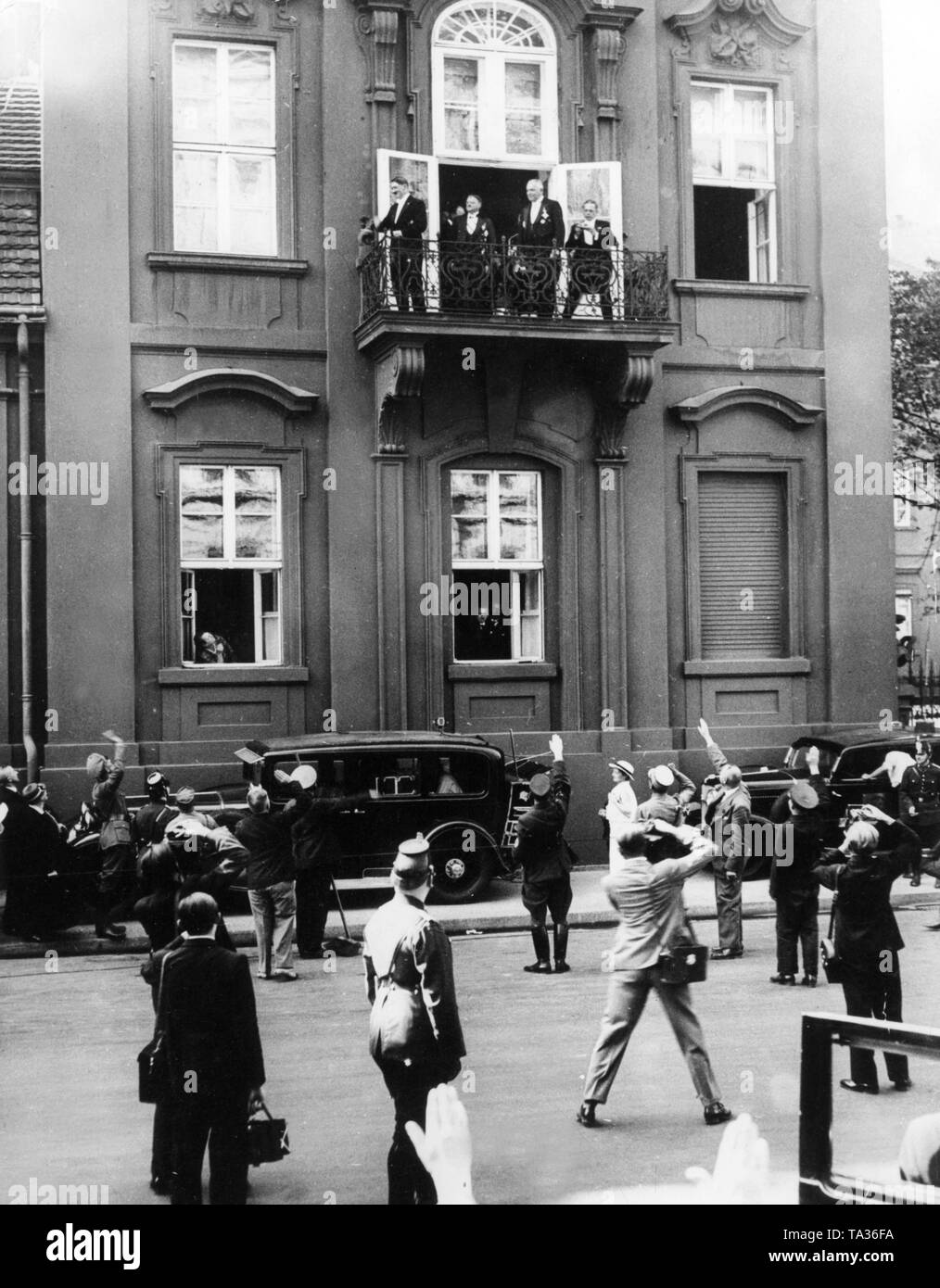 Après une réception diplomatique dans le palais présidentiel, Adolf Hitler apparaît sur le balcon (à gauche) pour démontrer sa double fonction après la mort de Paul von Hindenburg. De gauche Adolf Hitler, Secrétaire d'État Otto Meissner, Ministre des affaires étrangères Konstantin von Neurath et le photographe officiel d'Hitler Heinrich Hoffmann. Banque D'Images