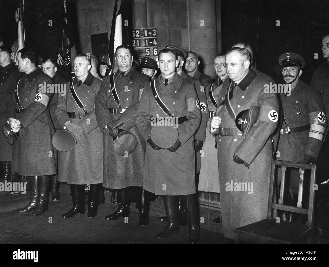 Pour célébrer le 16e anniversaire de l'Stahlhelm, l'heure du souvenir a lieu à la Cathédrale de Magdebourg . À l'extrême droite, Bundesfuehrer (chef fédéral) Franz Seldte, à sa gauche, Landesfuehrer Hubold, ainsi que les membres les plus âgés de l'Stahlhelm. Banque D'Images