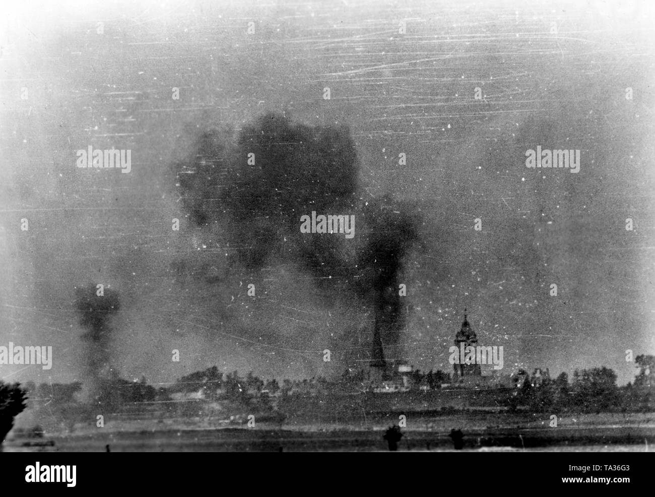 Attaque de Stuka sur Bergues dans les batailles au cours de l'évacuation des troupes britanniques à Dunkerque. Photo : Gofferje Banque D'Images