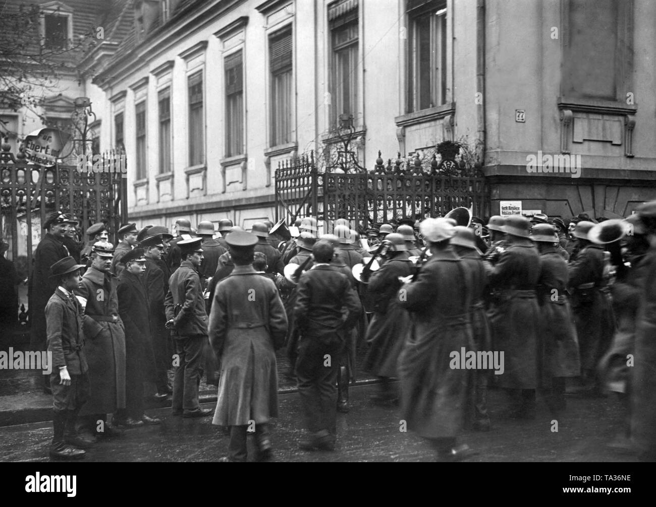 Les fidèles soldats défilent dans la porte de la chancellerie impériale dans Wilhelmstrasse 77 à Berlin. Les troupes sont probablement membres de Freikorps Reinhard. Banque D'Images