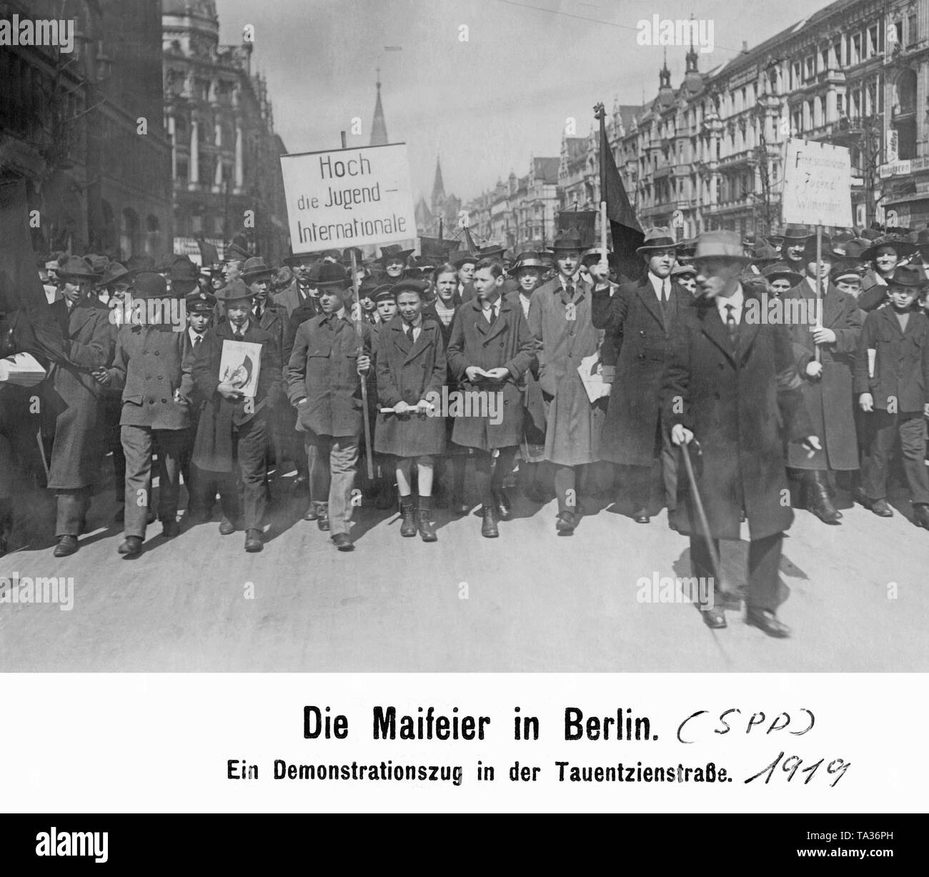 Premier mai en 1919. Après la démission de l'empereur et l'introduction de la démocratie parlementaire, la fête du Travail peut être célébré cette année sans opposition de la police pour la première fois. Ici, la jeunesse socialiste. Banque D'Images