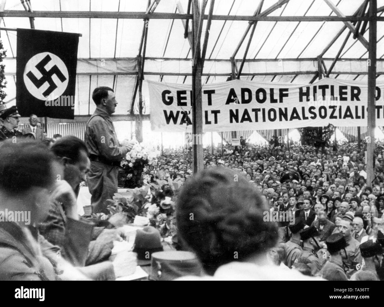 Hitler a prononcé un discours dans une tente de la bière de Munich au cours de la campagne électorale. Une bannière a appelé à voter pour Adolf Hitler, et a lancé un appel à voter pour les socialistes nationaux. Banque D'Images