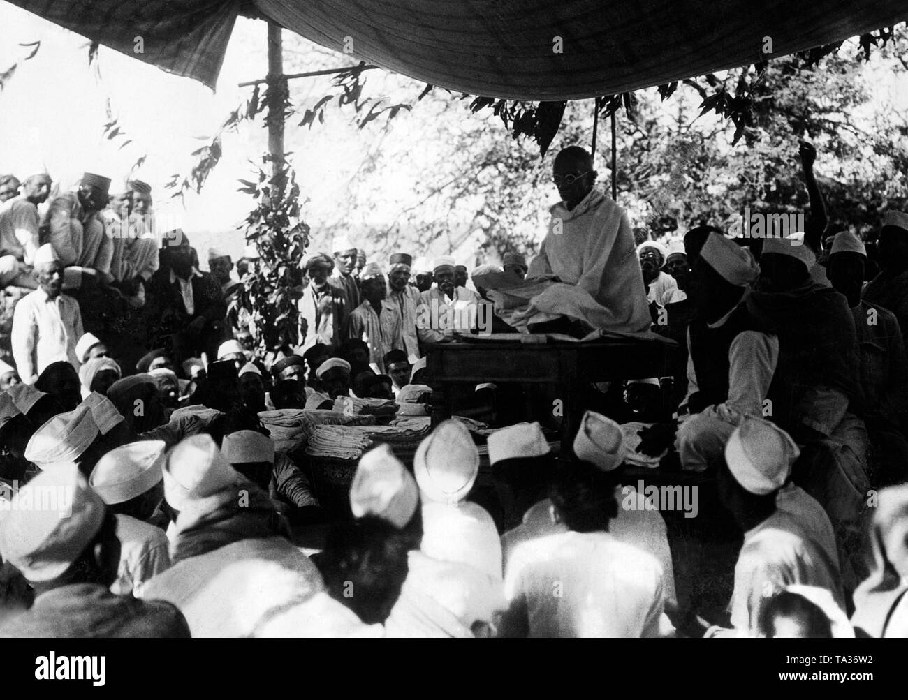 Mahatma Gandhi fait une pause lors de la Salt Marsh, qui a été une campagne de protestation contre la puissance coloniale britannique. L'objectif était de produire eux-mêmes du sel et devient indépendant de la monopole britannique. Cette campagne a été le début de l'indépendance de l'Inde mouvement. Banque D'Images