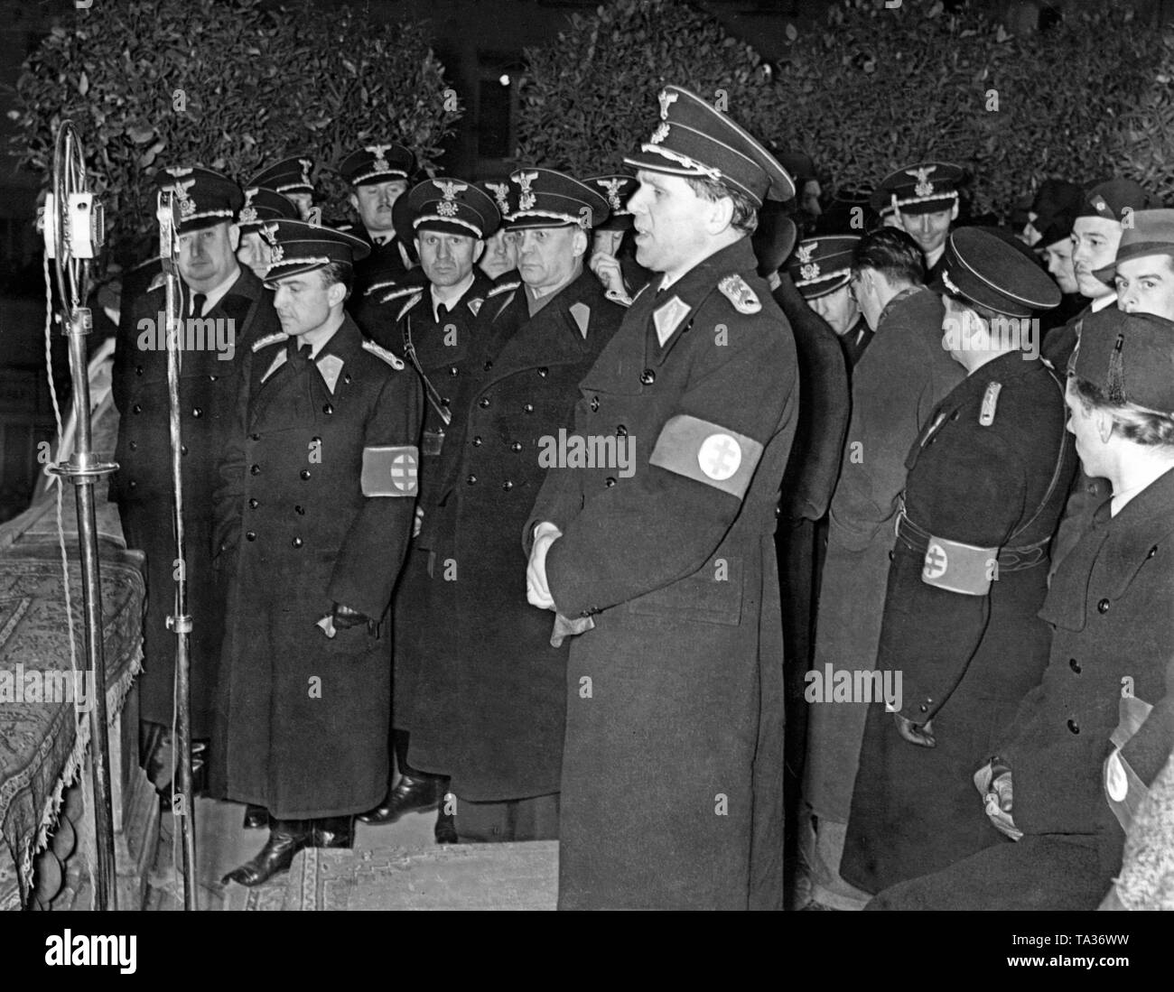 Une cérémonie pour souligner la souveraineté de la Slovaquie a lieu devant le Théâtre National de Bratislava. Matus Cernak donne un discours lors de la célébration. Banque D'Images