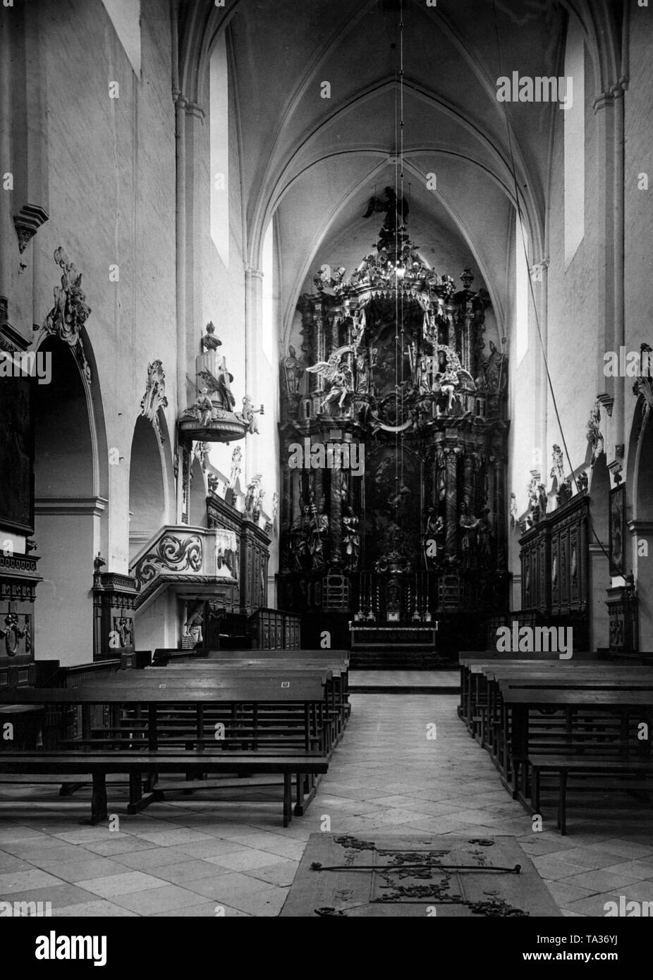 Vue de l'intérieur de l'église du monastère Kloster Paradies (Paradis) près de la Jordanie avec l'autel sculpté main, Schwiebus, Frontier Mars de Posen-West la Prusse, la Prusse. Banque D'Images