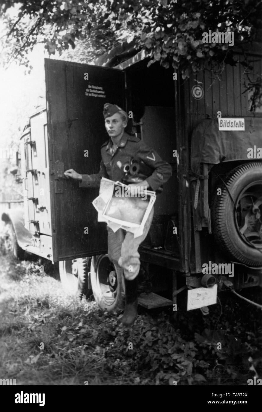 Photo office de tourisme de la Wehrmacht dans un camion de la Wehrmacht près de Swenigorodka. Résultats des lumières et des mouvements de l'ennemi sont documentés et traités directement derrière le front. Dans l'image d'officier de l'armored group quitte la photo bureau avec matériel cartographique. Photo : correspondant de guerre Dietrich. Banque D'Images