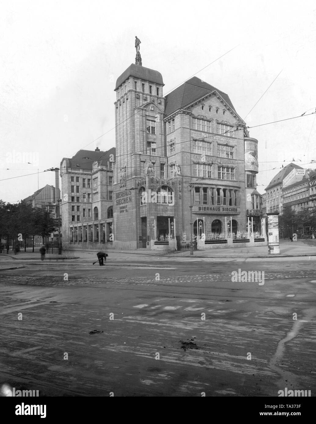 L 'Bierhaus' ou 'Bierpalast' Siechen, conçu par l'architecte Johann Emil Schaudt, ouvert en 1911 comme le deuxième "iechen Haus' à la Potsdamer Platz 3. L'édifice existait avant la Deuxième Guerre mondiale et a été détruit en 1943 après une attaque aérienne. L'Bierhaus a ensuite été repris par le Pschor Brewery et démoli en 1952. L'Bierpalast hébergement le Mietversicherungsverein "Allgemeine Deutsche Berlin a. G.' et 'Gartenstadt Frohnau e.V.' Banque D'Images