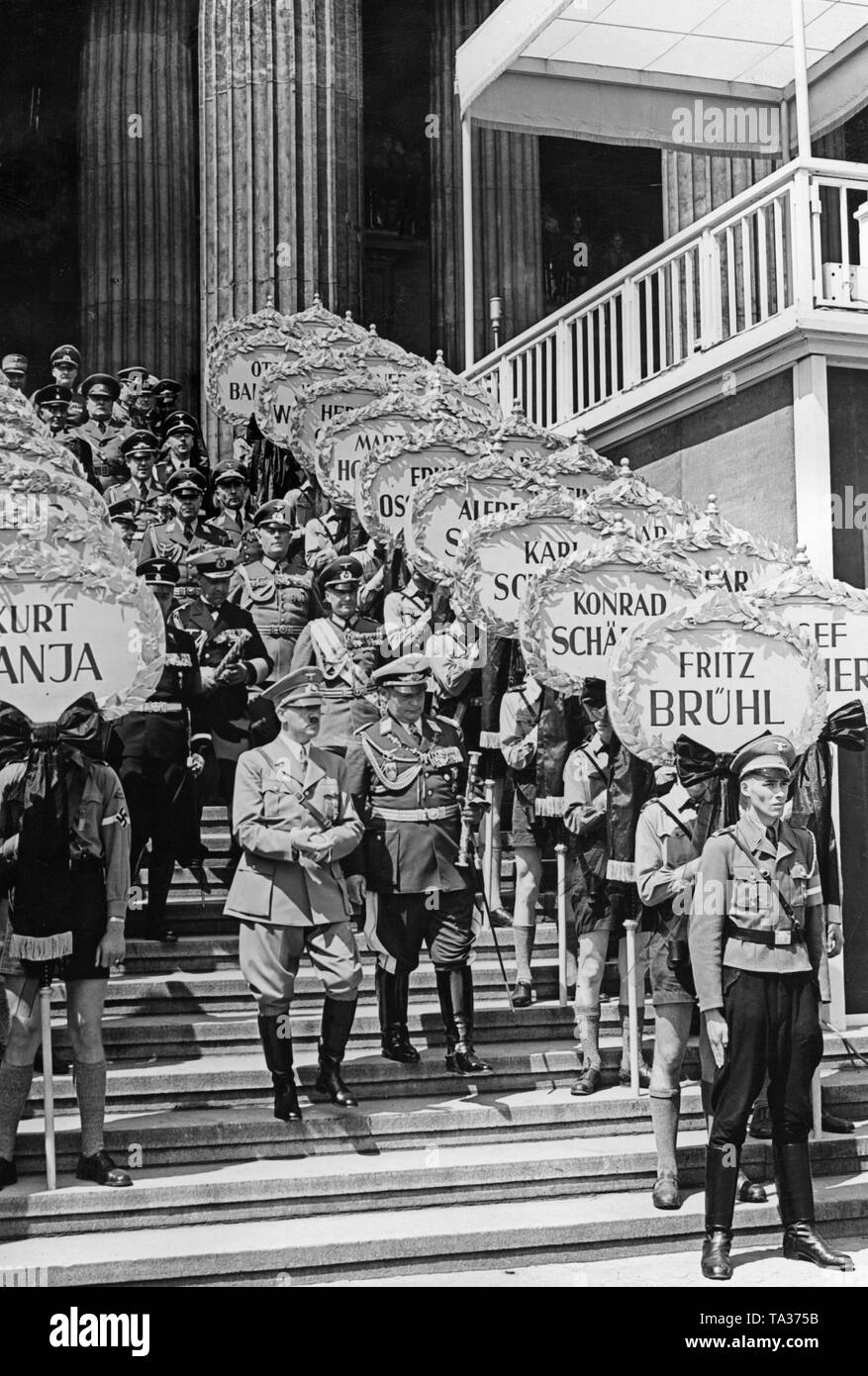 Adolf Hitler et le Maréchal Général, Hermann Goering (au milieu de la première rangée), de concert avec d'autres célébrités (y compris le Grand Amiral Erich Raeder, le général Wilhelm Keitel, General der Flieger, Hugo Sperrle, chef SS Heinrich Himmler, Walther von Brauchitsch) quitter le lutrin au cours d'une célébration de l'état en face de l'Altes Museum. À droite et à gauche, les membres de la jeunesse d'Hitler sont maintenant les panneaux avec les noms des légionnaires tombés. Banque D'Images