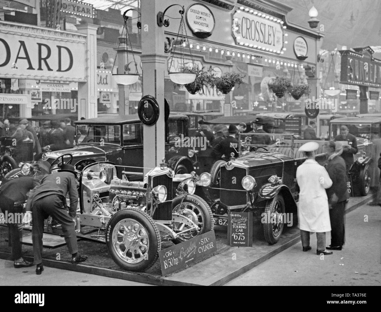 Les visiteurs de la British International Motor Show à l'Olympia de Londres avant le stand de la société Crossley. Banque D'Images