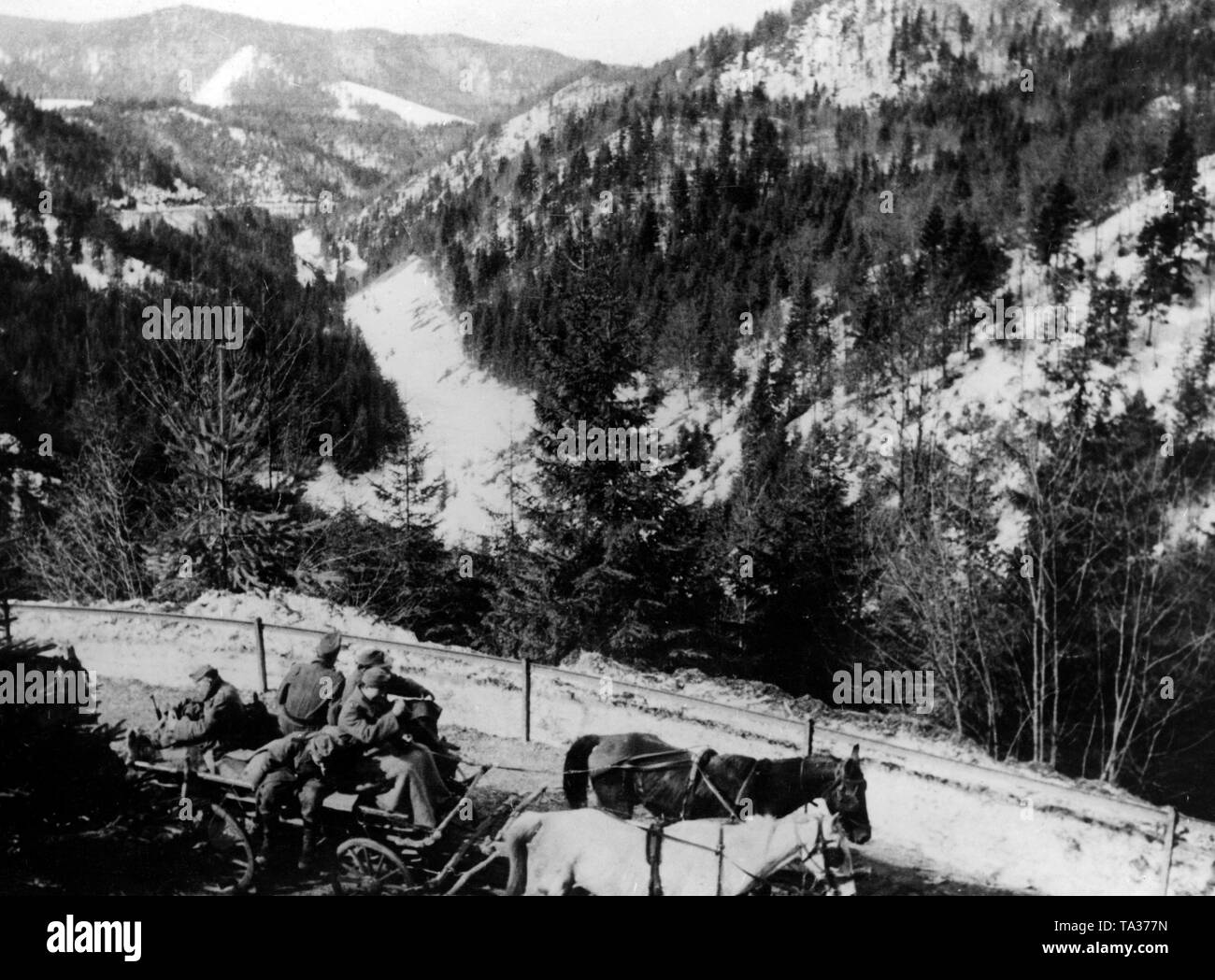 Dans les dernières semaines de la guerre, certaines unités allemandes se déplacent à travers la Slovaquie. Ici, un transport dans la montagne slovaque. Photo de l'entreprise de propagande (PK) : correspondant de guerre Waske. Banque D'Images