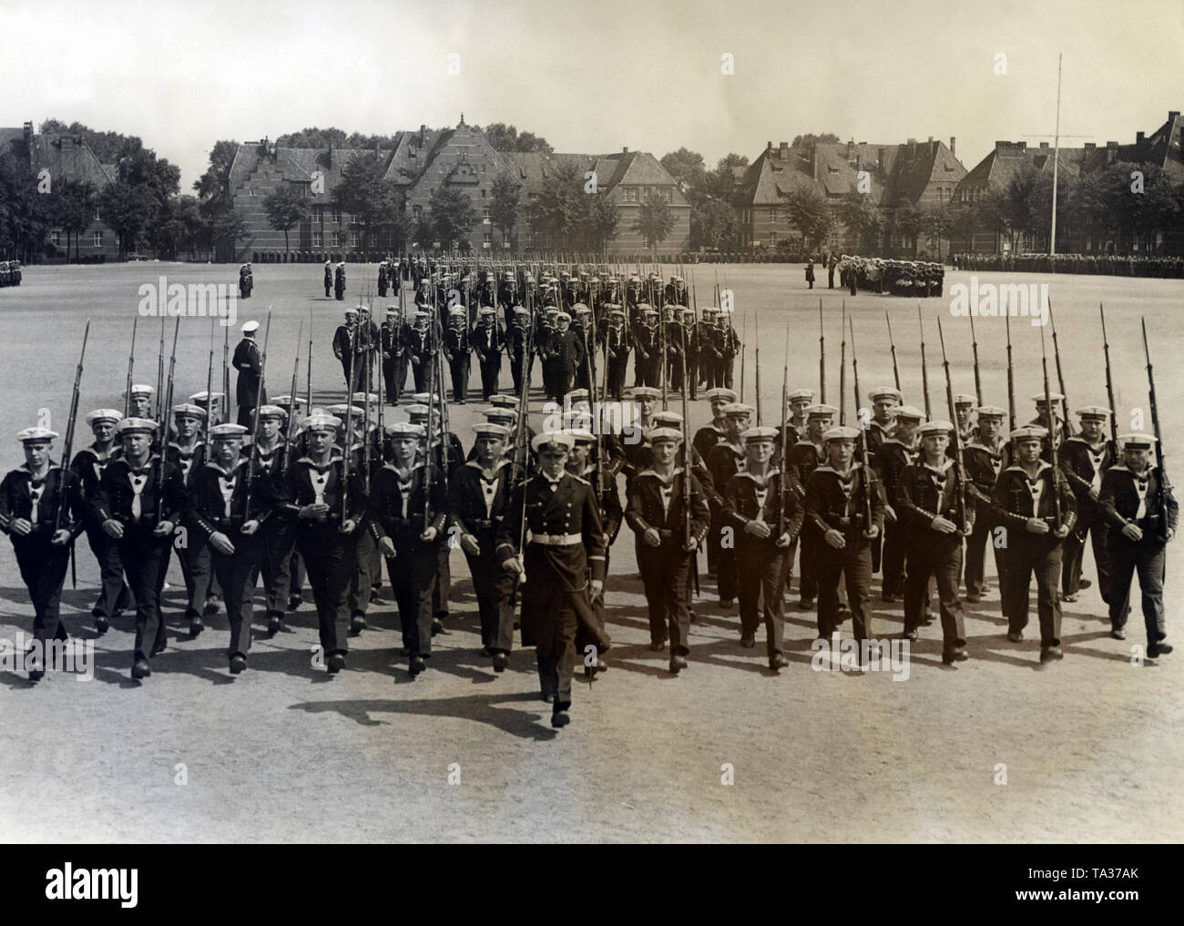Les marins de mars pendant la parade avant l'amiral Erich Raeder, commandant en chef de la Kriegsmarine. Banque D'Images