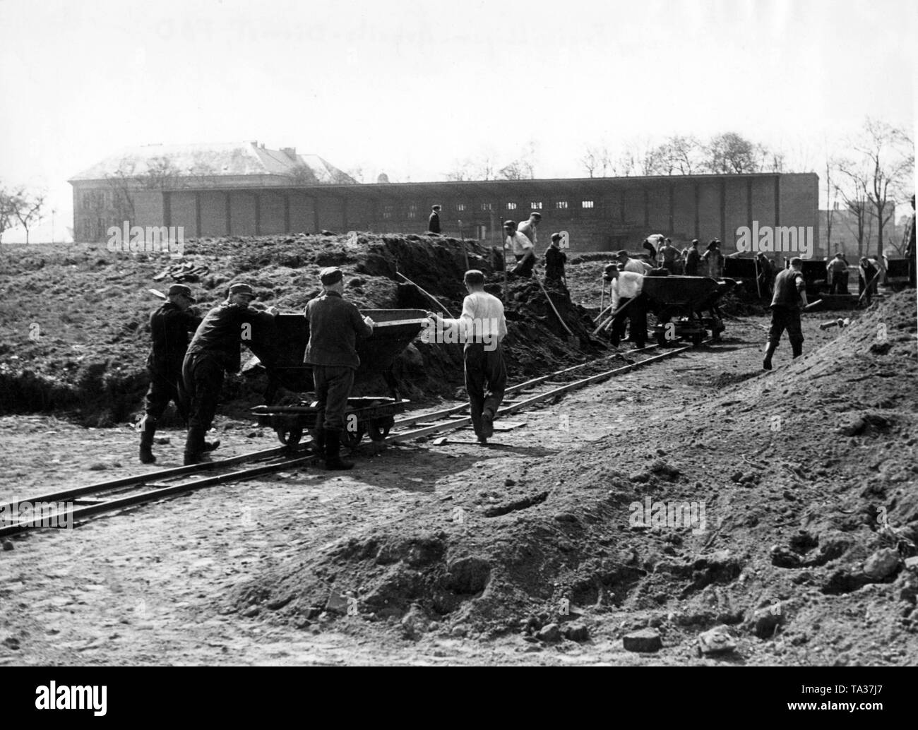 Membres des FAD construire un aérodrome, et ils prennent les débris avec un chariot sur les rails (photo non datée). Banque D'Images