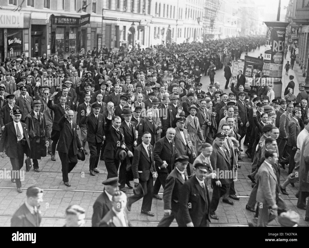 Le défilé de la Journée internationale du travail à Berlin, 1936. Mars travailleurs avec leurs entreprises dans la direction de Lustgarten. Il n'y a pas de drapeaux à croix gammée pour être discerné dans la photo, mais beaucoup de mains sont étirées pour donner le salut hitlérien. Le poing de la rouge avant de travailleurs est également absente de photos en ce moment. Banque D'Images