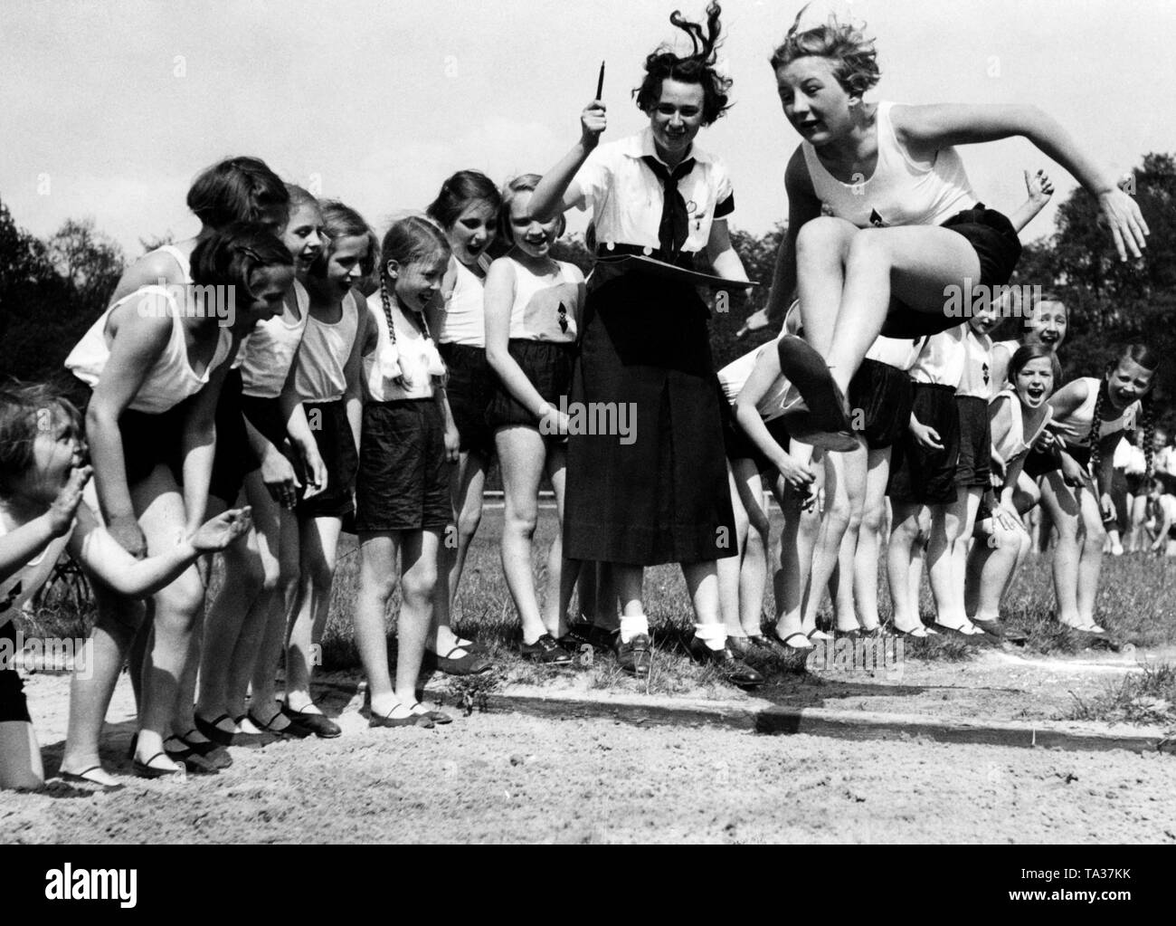 Les compétitions sportives de la BDM ont été organisés à Berlin. Vue d'un Jungmaedel pendant le saut en longueur. Banque D'Images